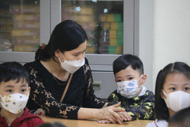 Vừa đến lớp, học sinh lớp 1 khóc không ngừng, cô giáo phải gọi bố mẹ đón về 