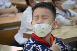 Lần đầu tới trường sau 11 tháng ở nhà, trẻ lớp 1 khóc nức nở đòi bố mẹ 