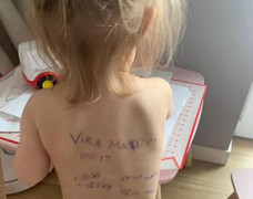 Lý do bà mẹ Ukraine viết lên lưng con gái khiến nhiều người bật khóc