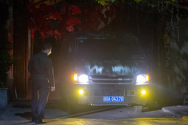 Ảnh: Cảnh sát khám xét trụ sở Tân Hoàng Minh xuyên đêm