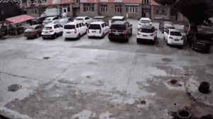 Video: Mái nhà từ trên trời rơi xuống đè nát nhiều ô tô