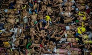 Cảnh hãi hùng trong nhà tù Philippines: Tù nhân nằm đè lên nhau kín sân bóng