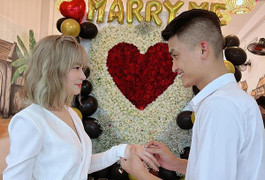 Mạc Văn Khoa cầu hôn vợ ngay tại quán bún đậu 