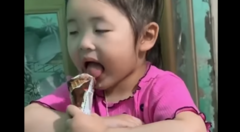 Phì cười xem bé gái vừa ngủ gật vừa ăn kem