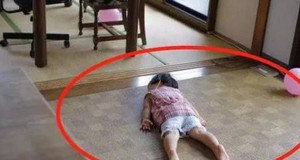 Con 3 tuổi chưa biết đi, bác sĩ vừa khám đã yêu cầu gọi cảnh sát