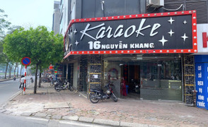 Chủ quán karaoke Hà Nội xoay tiền sửa chữa cấp tốc trước giờ được mở cửa