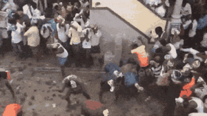 Video: Người dân ném phân bò vào nhau trong lễ hội ở Ấn Độ