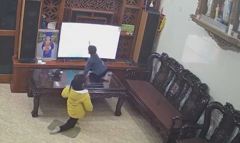 Đập vỡ tivi bởi đang xem hoạt hình thì quảng cáo