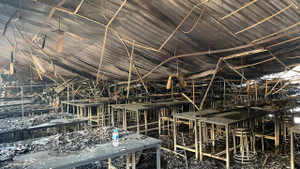 Ảnh: Hiện trường vụ cháy công ty may ở Bắc Giang khiến dãy nhà 700m2 đổ sập