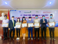 Học viên, nghiên cứu sinh ĐH Quốc gia TP.HCM nhận học bổng từ Tập đoàn Novaland