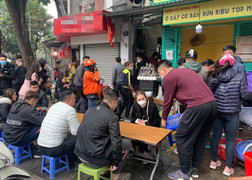 Quán bún riêu vỉa hè Hà Nội phải tắt app vì quá đông khách, phục vụ không kịp