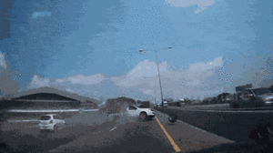 Video: Bánh xe phát nổ, xe tải lật nhào trên cao tốc