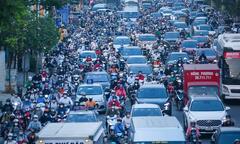 Ảnh: Người dân đổ xô về quê nghỉ lễ, cửa ngõ Hà Nội ùn tắc kéo dài