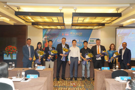 Hơn 1.000 VĐV chạy half marathon chinh phục Hồ Tây