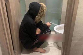 Cảnh anh chàng ngồi xin lỗi bệ xí suốt 1 giờ khiến ai nấy cười bò khi biết lý do