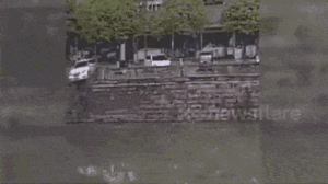 Video: Khoảng khắc ô tô tông sập lan can lao xuống kênh ở Trung Quốc