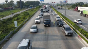 Video: Người dân nườm nượp về quê, cửa ngõ Hà Nội ùn tắc kéo dài