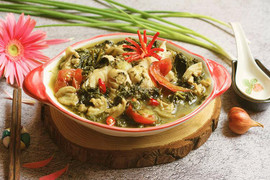 Về đất Tổ Vua Hùng, đừng quên ăn thử canh rau sắn chua nấu cá cực kỳ gây nghiện