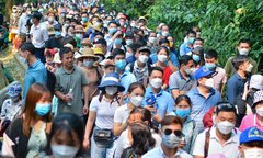 Chưa khai hội, biển người đổ về Đền Hùng, nhiều du khách 'chôn chân' 2 tiếng 