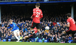 Trực tiếp bóng đá Everton 1-0 Man Utd: Maguire phản lưới nhà