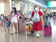 Người dân ùn ùn đổ về sân bay Tân Sơn Nhất để đi chơi lễ