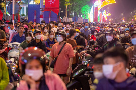 Ảnh: Vạn người đổ về xem pháo hoa, giao thông ở TP Việt Trì tắc nghẽn kéo dài