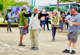 Nhiều điểm tham quan, bãi biển ken đặc du khách dịp giỗ Tổ Hùng Vương