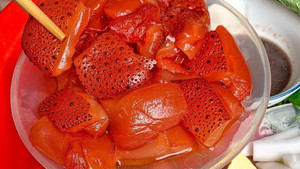 Video: Cách chế biến và thưởng thức món sứa đỏ ở Hà Nội