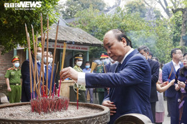 Ảnh: Chủ tịch nước Nguyễn Xuân Phúc dâng hương tưởng nhớ các Vua Hùng
