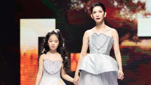 Xuân Lan và con gái thần thái trên sàn diễn 'Tuần lễ thời trang trẻ em Việt Nam'