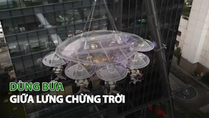 Video: Dùng bữa tối lơ lửng trên bầu trời ở Indonesia