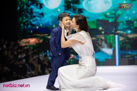 Thúy Diễm hôn con trai ngay trên sân khấu 'Tuần lễ thời trang trẻ em 2022'