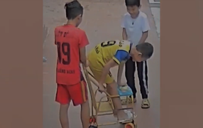 Mắc kẹt oái oăm vì nghe đám bạn xúi dại