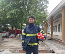 Thăng hàm vượt cấp cho trung úy cảnh sát cứu nhóm thanh niên đuối nước