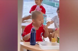 Học trò tham ăn định xơi cả đất nặn khiến cô giáo hết hồn