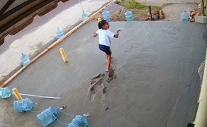 Bé gái 'vồ ếch' xuống sân xi măng vừa láng