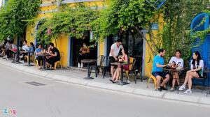 Hà Nội: Cà phê ven hồ kín chỗ dịp giỗ Tổ