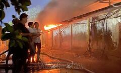 Quảng Ninh: Cháy hàng chục gian hàng tại chợ Hạ Long 1