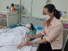 Cô gái xương hoá đá bình phục, chuẩn bị cho ca mổ thứ hai