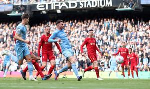 Hòa kịch tính Liverpool, Man City giữ ngôi đầu Ngoại hạng Anh