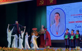 Chàng sinh viên chơi lớn, mời cả vũ đoàn lên nhận bằng tốt nghiệp