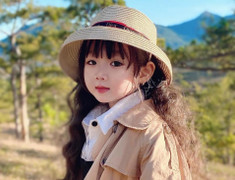 Bé gái xinh như búp bê check-in Đà Lạt gây bão mạng