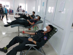 4 chiến sĩ cảnh sát cơ động kịp thời hiến máu cứu nam sinh gặp nạn