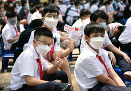 Học sinh cả nước đi học trở lại