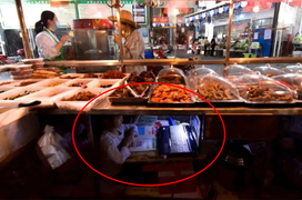 Xúc động cảnh bé gái chui dưới quầy hàng của mẹ để học, nghe chia sẻ mà thương