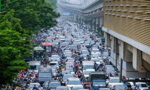 Ngày đầu đi làm sau kỳ nghỉ lễ, xe cộ ken đặc khắp các ngả đường Hà Nội