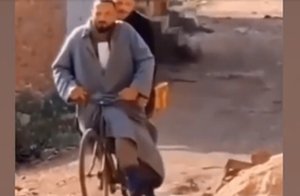 Xe đạp gãy đôi vì người đi quá nặng 