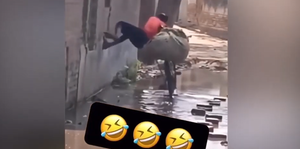 Phục lăn xem anh chàng đẩy 'xe thồ' qua vũng nước y như người nhện