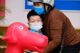 Lần đầu đi học, trẻ mầm non 'ăn vạ' giữa lớp, bố mẹ phải nghỉ việc đón về