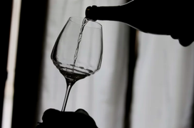 Bé 2 tuổi hôn mê, co giật sau khi uống bát rượu